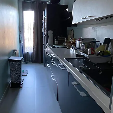 500m De La Apartment