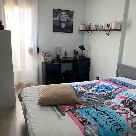 500m De La Apartment